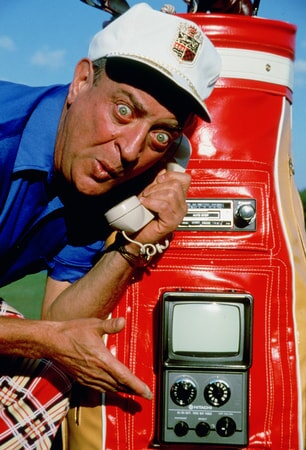 rodney dangerfield as al czervik shows off his fully equipped golf bag in caddyshack