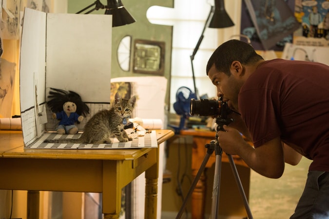 JORDAN PEELE as Rell Williams photographing the kitten Keanu