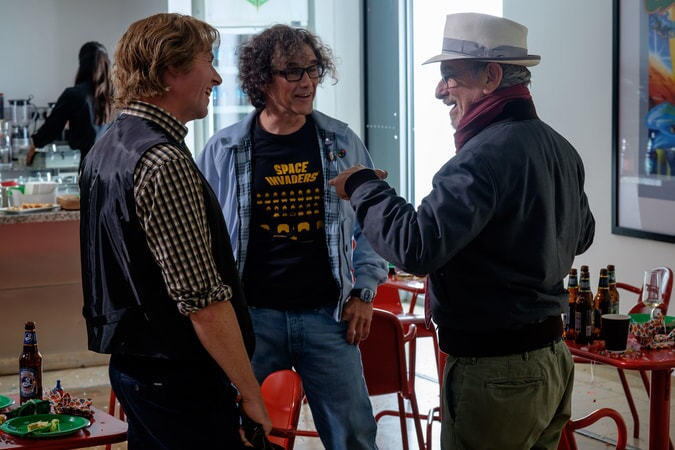 (L-R) SIMON PEGG, MARK RYLANCE and director/producer STEVEN SPIELBERG on the set of Warner Bros. Pictures', Amblin Entertainment's and Village Roadshow Pictures' action adventure "READY PLAYER ONE," a Warner Bros. Pictures release.