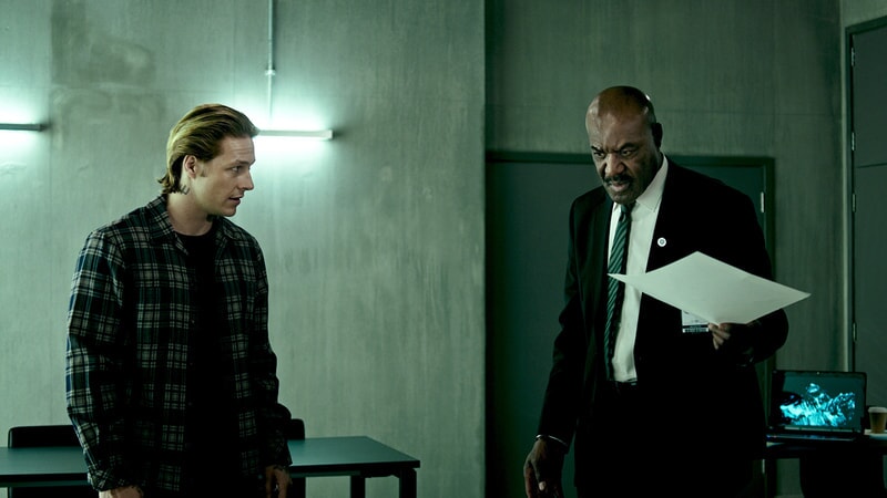 LUKE BRACEY as Utah and DELROY LINDO as Instructor Hall in Alcon Entertainment's action thriller "POINT BREAK," a Warner Bros. Pictures release.