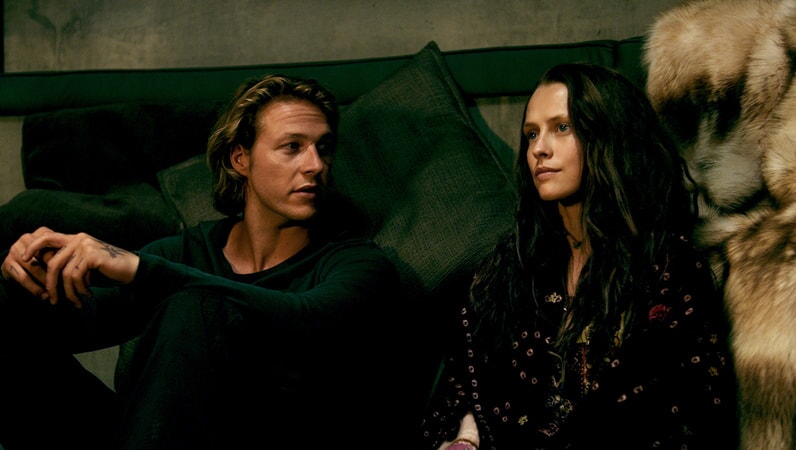 LUKE BRACEY as Utah and TERESA PALMER as Samsara in Alcon Entertainment's action thriller "POINT BREAK," a Warner Bros. Pictures release.