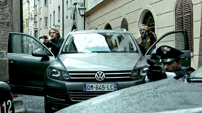 LUKE BRACEY as Utah and RAY WINSTONE as Pappas in Alcon Entertainment's action thriller "POINT BREAK," a Warner Bros. Pictures release.